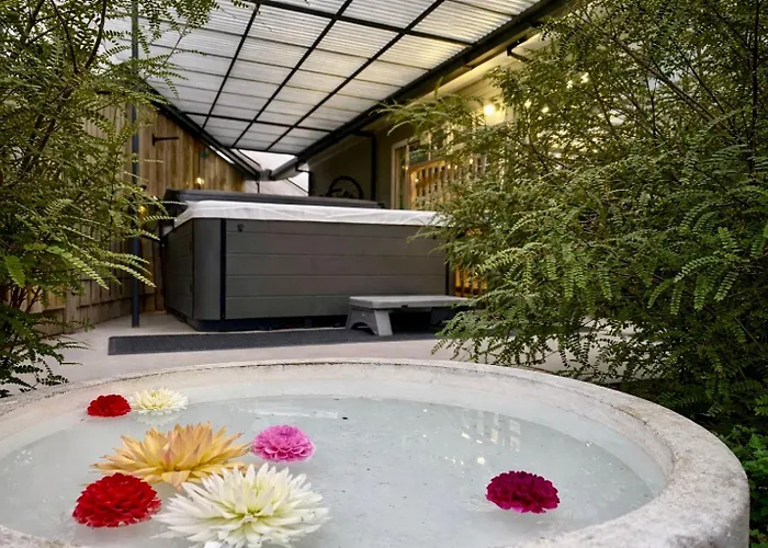 Boutique Tiny With Private Hot Tub 로토루아
